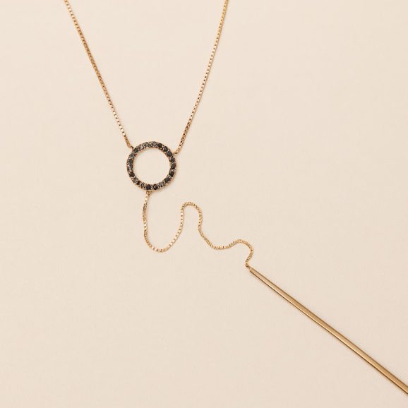 שרשרת זהב עם עיגול משובץ יהלומים שחורים ומוט זהב ארוך מבית צורפות פלוס