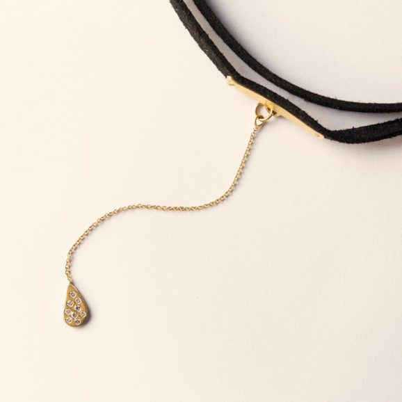 שרשרת זמש שחורה כפולה עם תליון זהב בצורת טיפה משובץ יהלומים, בעיצוב יוקרתי ועדין מבית צורפות פלוס