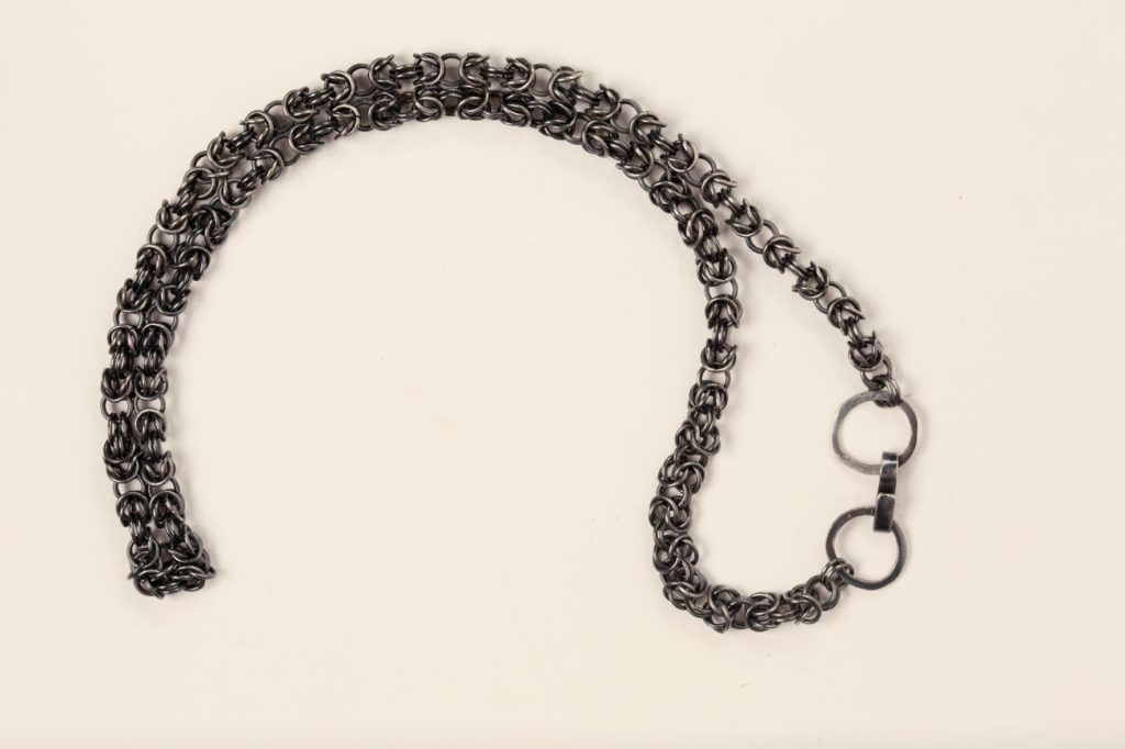 שרשרת חוליות קשורות מכסף מושחר בעבודת יד שירלי קורן