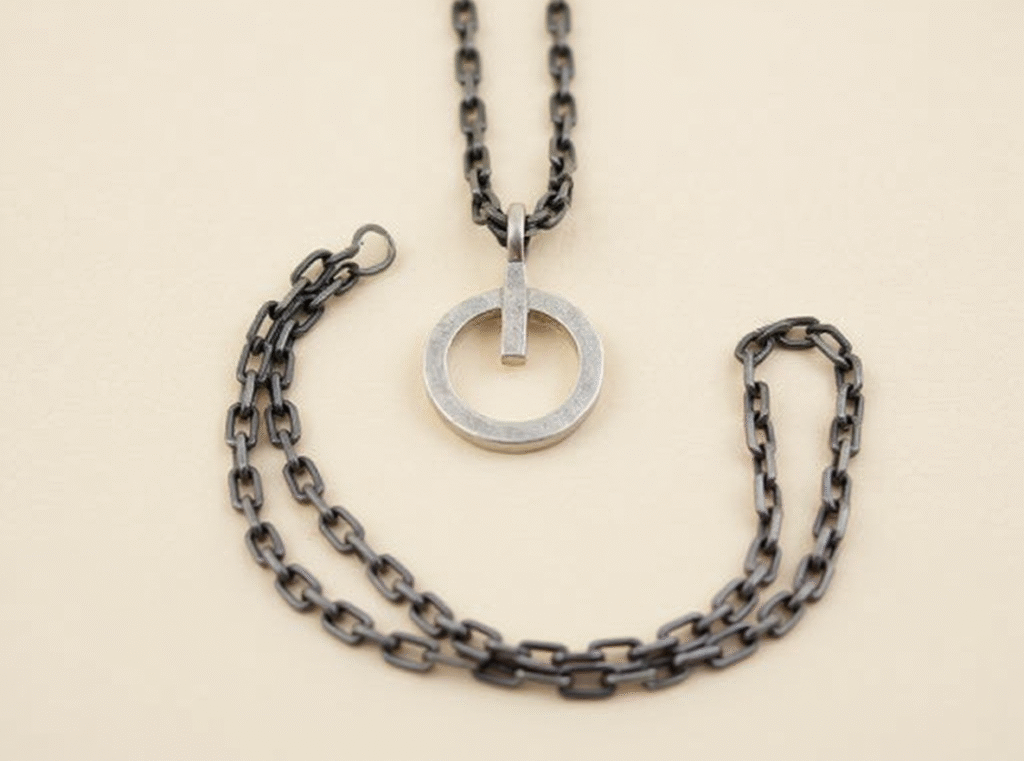 שרשרת כסף בעבודת יד עם תליון עגול וחוליות מלבניות מושחרות צורפות פלוס