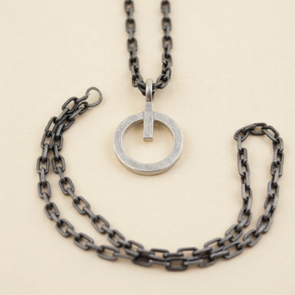 שרשרת כסף בעבודת יד עם תליון עגול וחוליות מלבניות מושחרות צורפות פלוס