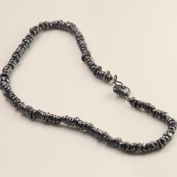 שרשרת כסף מושחר בעבודת יד מחרוזי כסף אורגניים על רקע קרם של סטודיו צורפות פלוס