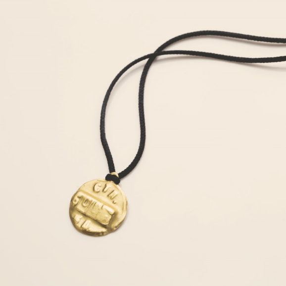 שרשרת מאובן מזהב 18 קראט בעבודת יד עם חוט שחור