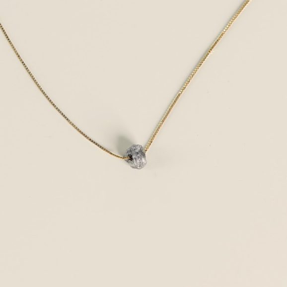 שרשרת עדינה 18 קראט עם יהלום גולמי בגודל קראט שירלי קורן מעצבת תכשיטים (1)