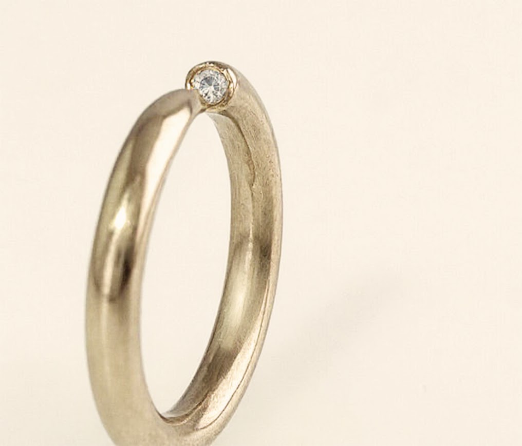 טבעת זהב 14 קראט בעבודת יד עם רובי נסתרת – תמונה 2