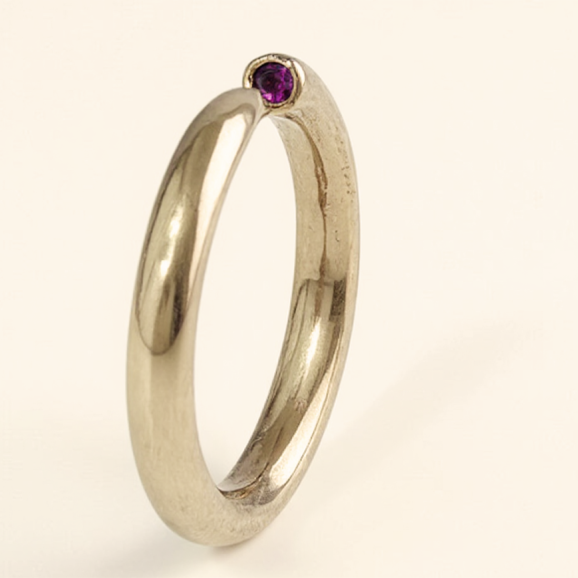 טבעת זהב 14 קראט עם רובי נסתרת, בעיצוב מודרני ונקי, על רקע לבן