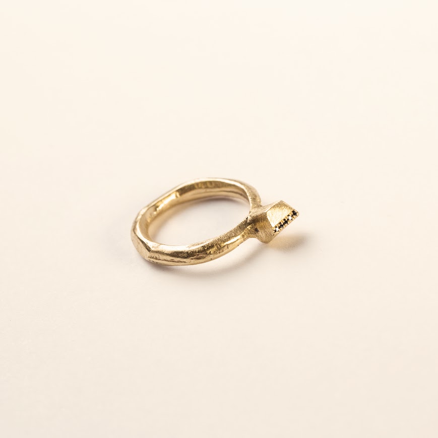 טבעת זהב מפוסלת בעבודת יד עם פס יהלומים שחורים בעיצוב ייחודי מאת שירלי קורן