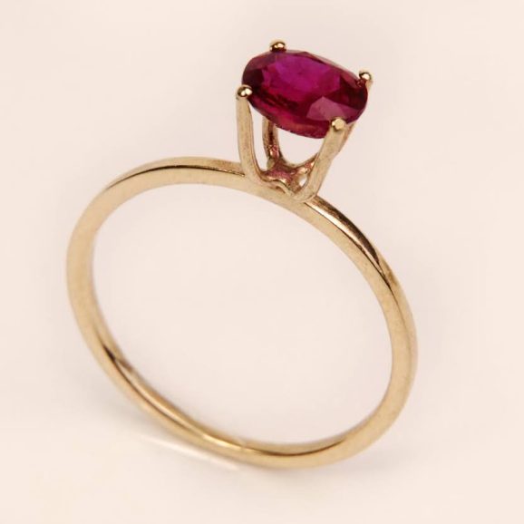 טבעת זהב 14 קראט משובצת רובי אליפטית, בעיצוב עדין ונקי עם שיבוץ גבוה