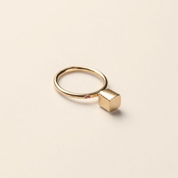 טבעת זהב 18 קראט בעיצוב גאומטרי עם ריבוע מלבני מוגבה ושיבוץ טורמלין ורוד, על רקע בהיר