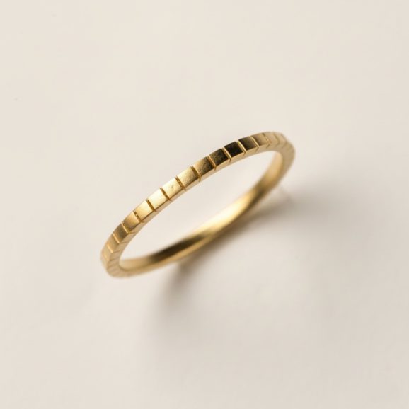 טבעת זהב 18 קראט דקה עם טקסטורת ריבועים עדינה בעבודת יד (2)