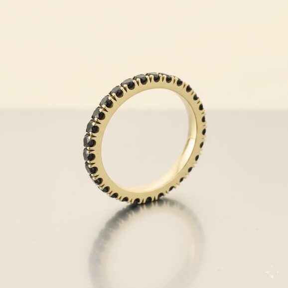 טבעת זהב עם יהלומים שחורים 14 קראט בעיצוב מרשים מאת שירלי קורן