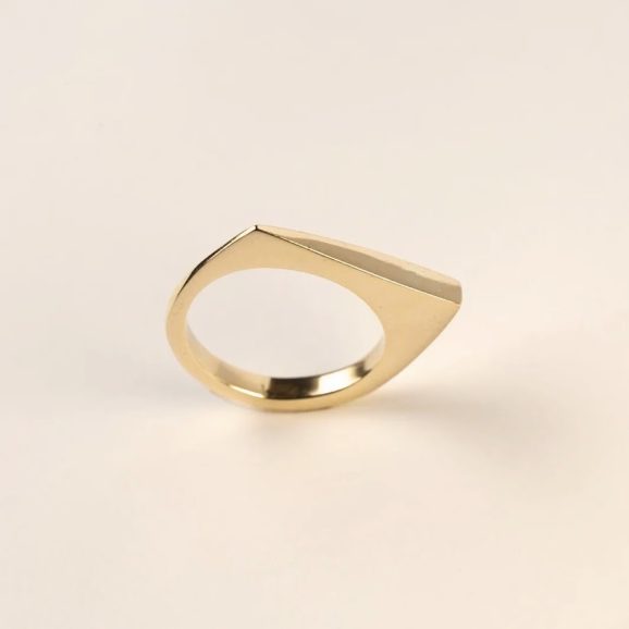 טבעת חותם משולשת מזהב 18 קראט בעבודת יד בעיצוב ייחודי של שירלי קורן צורפת ומעצבת תכשיטים