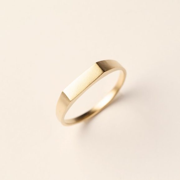 טבעת חותם עדינה מזהב 18 קראט בעבודת יד – עיצוב מינימליסטי ואלגנטי