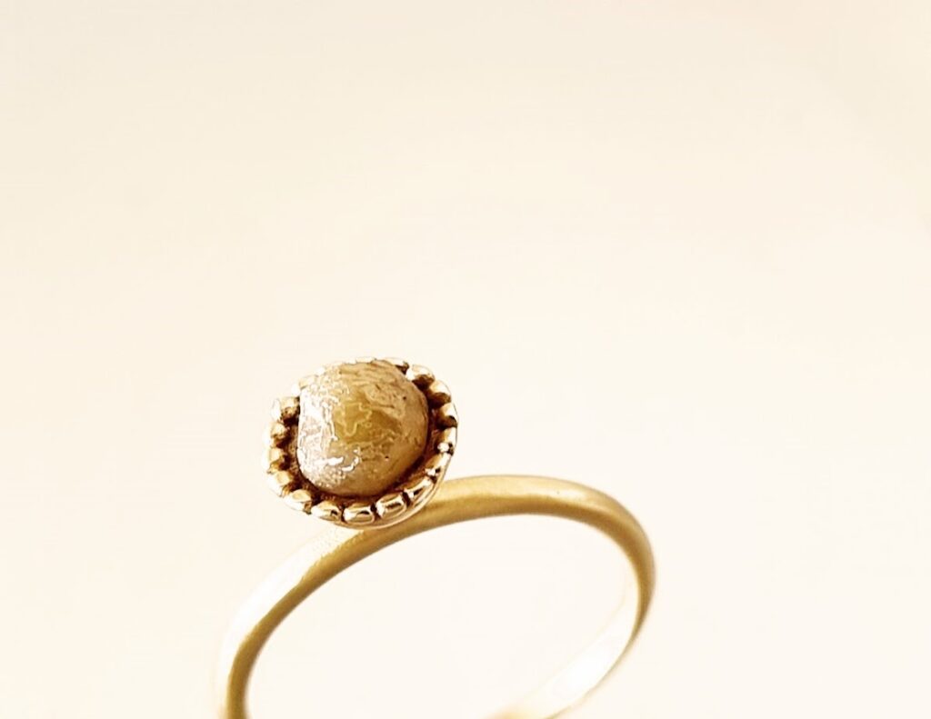 טבעת יהלום גולמי 2 קראט בזהב 18 קראט בעיצוב one of a kind מאת שירלי קורן