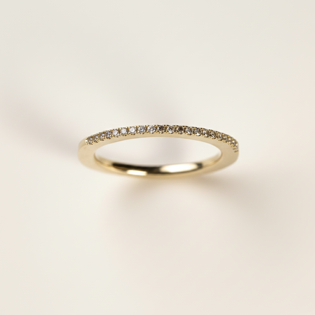 טבעת יהלומים עדינה מזהב 14 קראט עם שיבוץ יהלומים בקו דק