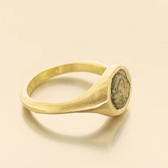 טבעת מטבע עתיק מזהב 18 קראט בעבודת יד – תכשיט ייחודי חד־פעמי משובץ במטבע אותנטי