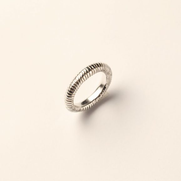 טבעת פסים מזהב לבן בעבודת יד – טבעת בעובי 3 מ״מ עם טקסטורת פסים שירלי קורן (1)