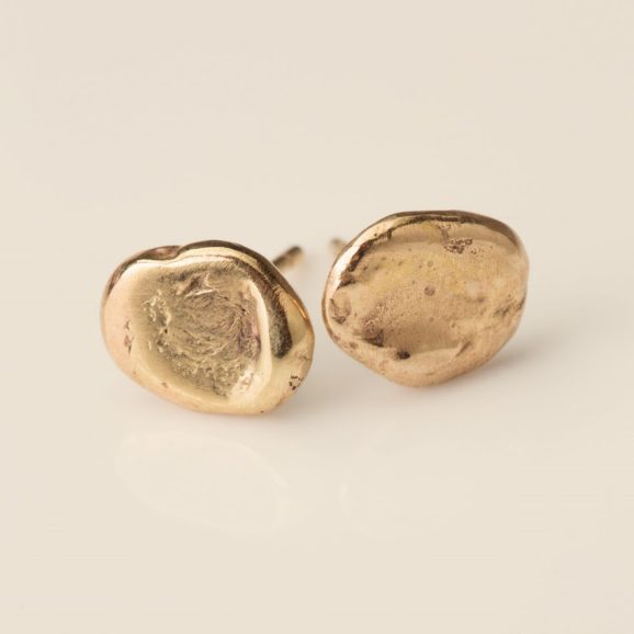 עגילי זהב 18 קראט בעבודת יד במראה אורגני וטבעי בעיצוב שירלי קורן מעצבת תכשיטים.