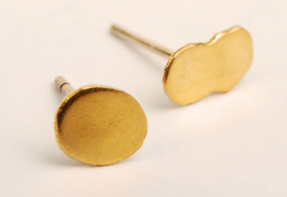 עגילי זהב 18 קראט בעבודת יד בעיצוב מינימליסטי ועדין של שירלי קורן.