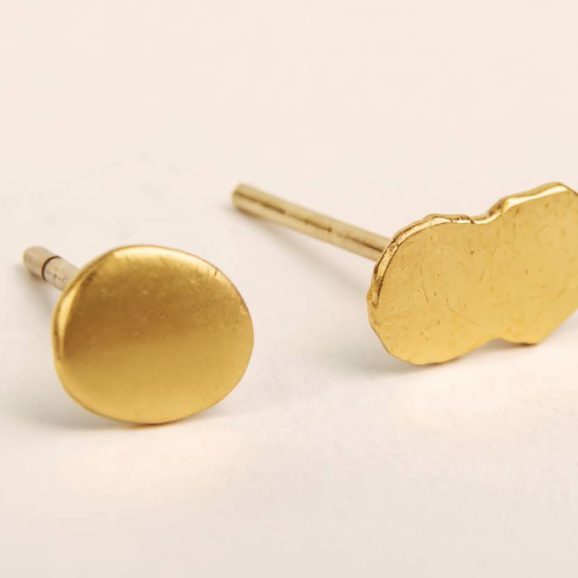 עגילי זהב 18 קראט בעבודת יד בעיצוב מינימליסטי ועדין של שירלי קורן.