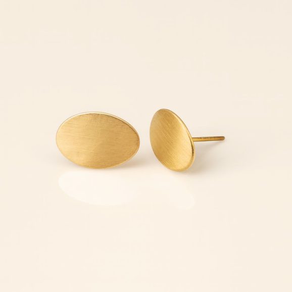 עגילי זהב 18 קראט בעיצוב אליפסה בעבודת יד בעיצוב מינימליסטי ונקי של שירלי קורן צורפת ומעצבת תכשיטים