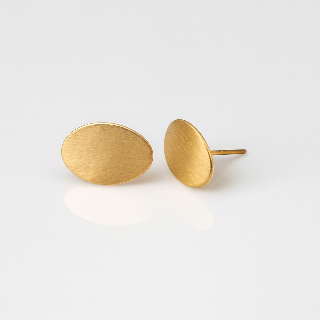 עגילי זהב 18 קראט בעיצוב אליפסה בעבודת יד בעיצוב מינימליסטי ונקי של שירלי קורן צורפת ומעצבת תכשיטים