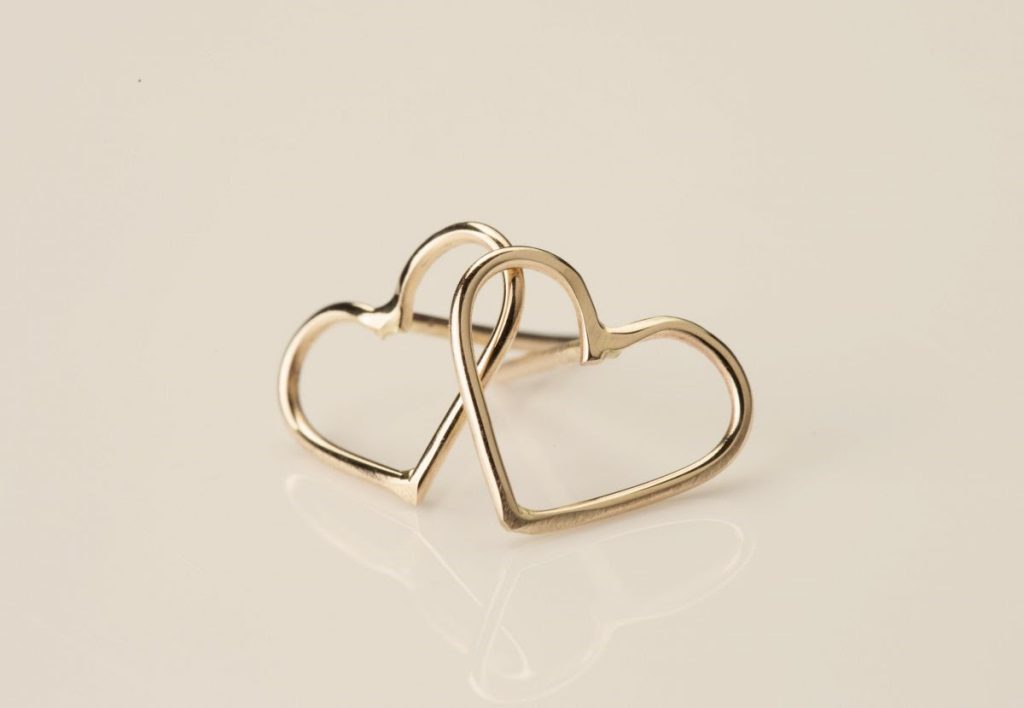 עגילי זהב 18 קראט בצורת לב בעבודת יד בעיצוב מינימליסטי ועדין של שירלי קורן צורפת ומעצבת תכשיטים.
