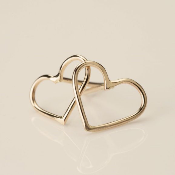 עגילי זהב 18 קראט בצורת לב בעבודת יד בעיצוב מינימליסטי ועדין של שירלי קורן צורפת ומעצבת תכשיטים.