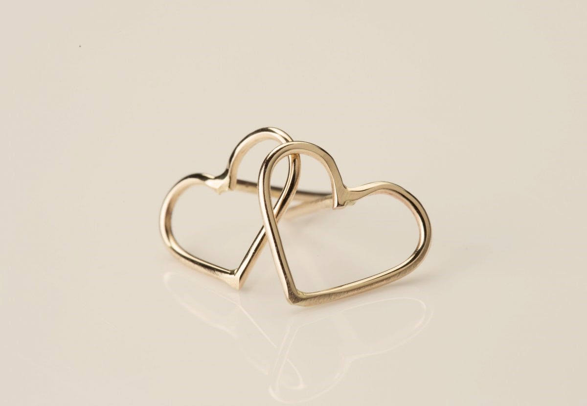 עגילי זהב 18 קראט בצורת לב בעבודת יד בעיצוב מינימליסטי ועדין של שירלי קורן צורפת ומעצבת תכשיטים.