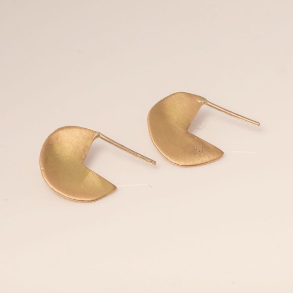 עגילי זהב 18 קראט בעבודת יד – עיצוב גאומטרי מודרני וייחודי