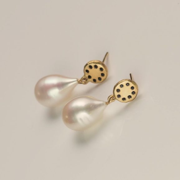 עגילי זהב 18 קראט בעבודת יד עם פנינים טבעיות ויהלומים שחורים בעיצוב שירלי קורן מעצבת תכשיטים.