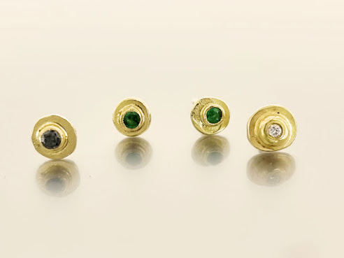 עגילי זהב בעבודת יד עם אבני חן טבעיות – יהלום, ברקת ואודם בעיצוב אמנותי – שירלי קורן צורפות פלוס.