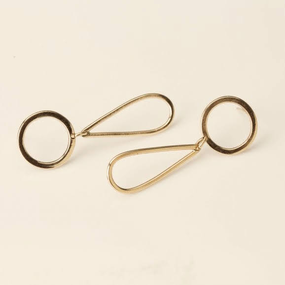 עגילי זהב גיאומטריים בעבודת יד בעיצוב מודרני ונקי – שירלי קורן צורפות פלוס.