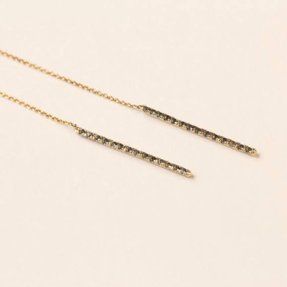 עגילי זהב עם ספירים כחולים בעבודת יד, עיצוב שרשרת אלגנטי מאת שירלי קורן צורפות פלוס.