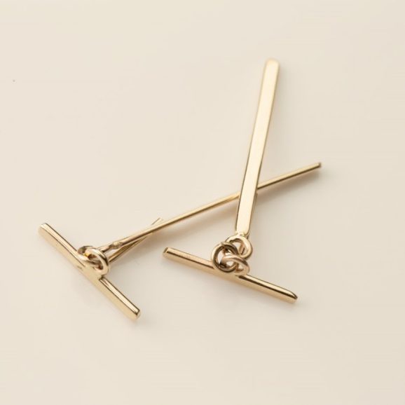 עגילי זהב קו בעבודת יד בעיצוב מינימליסטי ונקי – שירלי קורן צורפות פלוס.