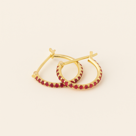 עגילי חישוק מזהב 18 קראט משובצים באבני רובי אדומות בעבודת יד – עיצוב יוקרתי של שירלי קורן