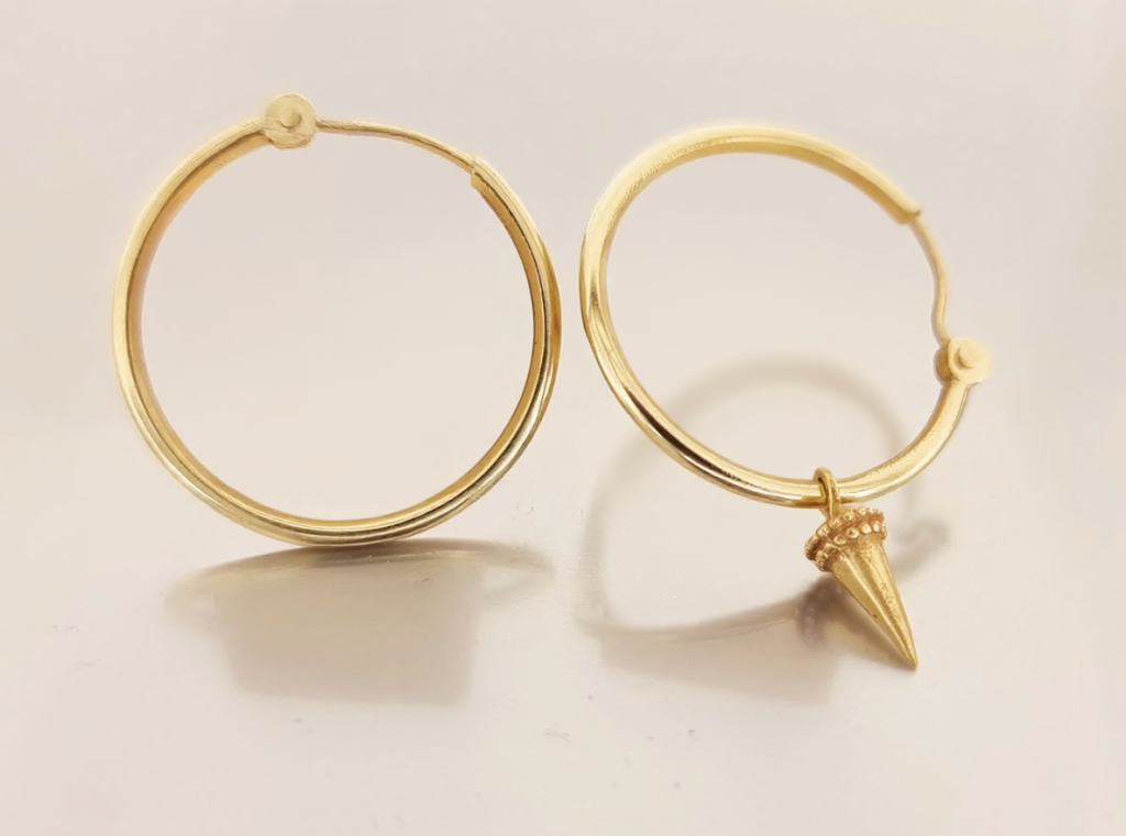 עגילי חישוק מזהב 18 קראט עם צ’ארם קונוס מעוצב בעבודת יד – שירלי קורן צורפת ומעצבת תכשיטים