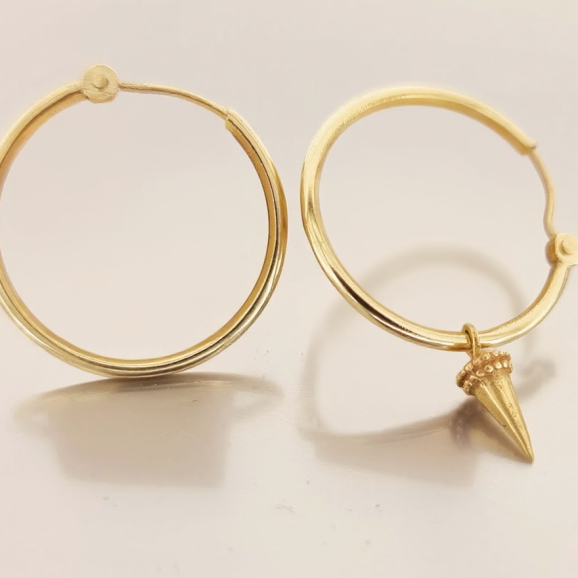 עגילי חישוק מזהב 18 קראט עם צ’ארם קונוס מעוצב בעבודת יד – שירלי קורן צורפת ומעצבת תכשיטים