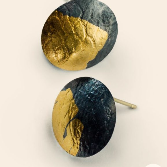 עגילי כסף מושחר עם עלה זהב טהור בעבודת יד בעיצוב אמנותי מאת שירלי קורן – צורפות פלוס.