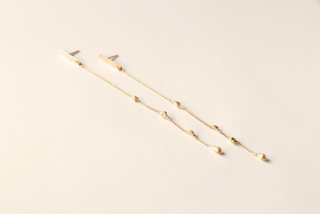 עגילי שרשרת זהב בעבודת יד עם טיפות עדינות לאורך השרשרת בעיצוב אלגנטי – שירלי קורן צורפות פלוס.