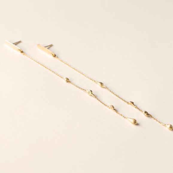 עגילי שרשרת זהב בעבודת יד עם טיפות עדינות לאורך השרשרת בעיצוב אלגנטי – שירלי קורן צורפות פלוס.