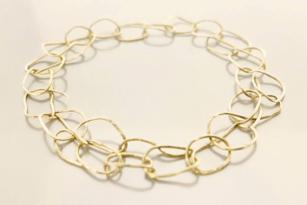 שרשרת זהב בעבודת יד עם חוליות אסימטריות – תכשיט אלגנטי וייחודי לנשים