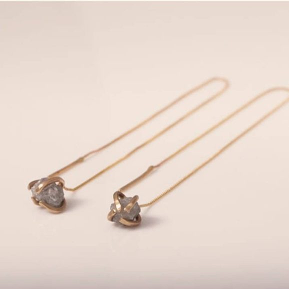 שרשרת זהב עם יהלום גולמי בעבודת יד, עיצוב אמנותי עוטף ועדין – שירלי קורן צורפות פלוס.