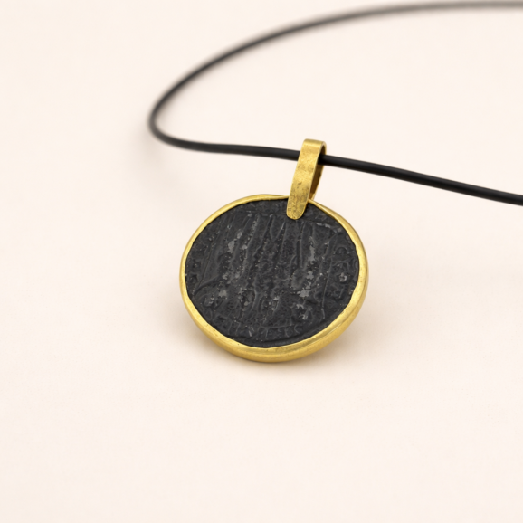 שרשרת מטבע בעבודת יד עם תליון ממטבע עתיק במסגרת זהב