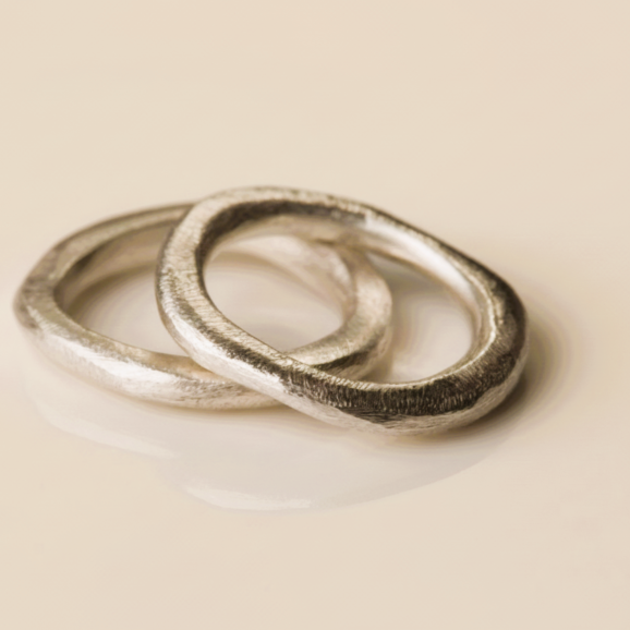 טבעת זהב לבן אסימטרית 14 קראט בעיצוב עדין עם טוויסט שקט