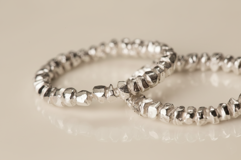 טבעת זהב לבן מחוספסת 14 קראט בעיצוב אורגני עם אמירה