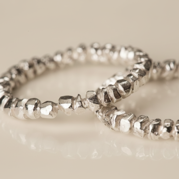 טבעת זהב לבן מחוספסת 14 קראט בעיצוב אורגני עם אמירה