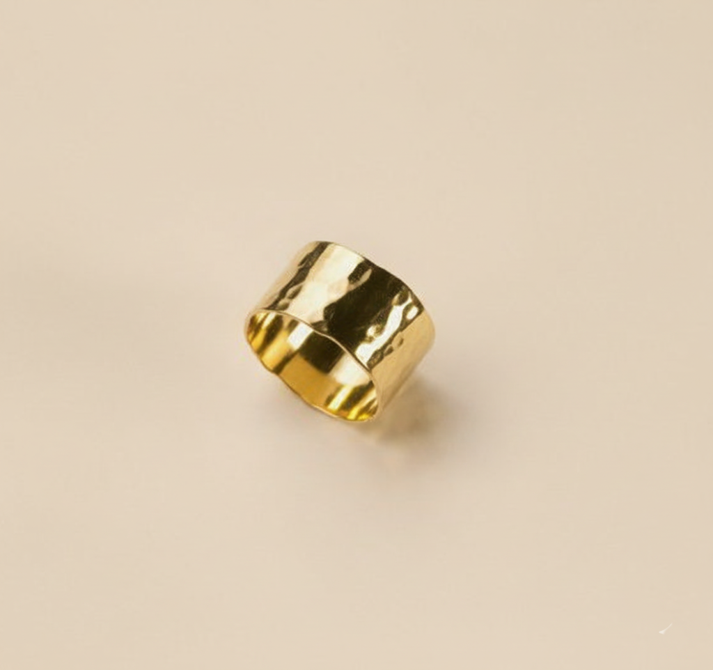 טבעת זהב רחבה אסימטרית 14 קראט בעיצוב חזק ודומיננטי