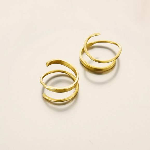 עגילי זהב 18 קראט בצורת קפיץ פתוח המתלפף על האוזן – עבודת יד של המעצבת שירלי קורן