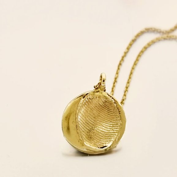 תליון זהב עם טביעת אצבע וחריטת אמא, עבודת יד עדינה בעיצוב שירלי קורן מצורפות פלוס